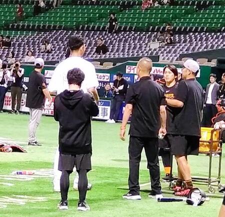 【写真】元巨人のソフトバンク選手　古巣ベンチにあいさつ　すかさず指揮官がジャブ
