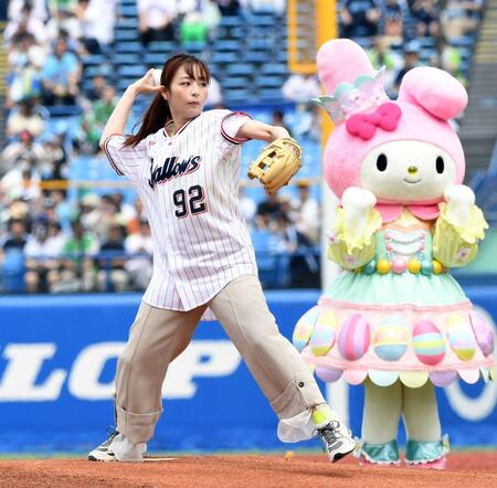 　華麗なフォームで投球する宇垣美里＝８日