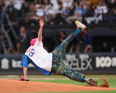 始球式を務め、マウンドでこけるＥＸＩＴ・兼近大樹（撮影・中島達哉）