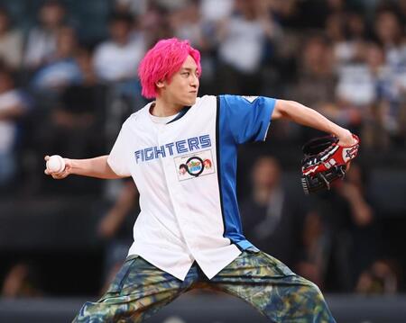 始球式を務めるＥＸＩＴ・兼近大樹（撮影・中島達哉）