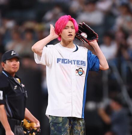 始球式を務めるＥＸＩＴ・兼近大樹（撮影・中島達哉）