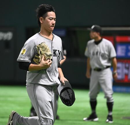 ２回、周東に頭部死球を与え、危険球退場する井上（左）と投手交代を告げる阿部監督
