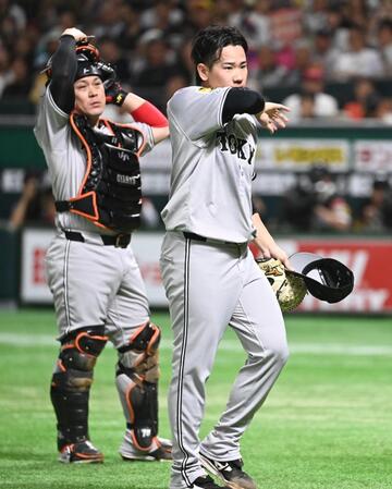 ２回、周東に頭部死球を与え、危険球退場する井上（右）