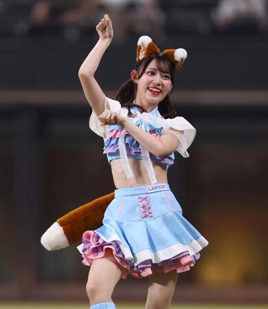 期間限定衣装を着用してきつねダンスを踊るファイターズガールの橋本莉々花さん（撮影・中島達哉）