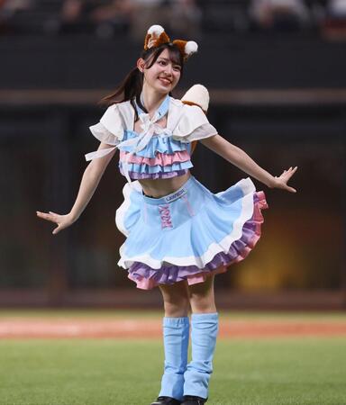 期間限定衣装を着用してきつねダンスを踊るファイターズガールの橋本莉々花さん（撮影・中島達哉）