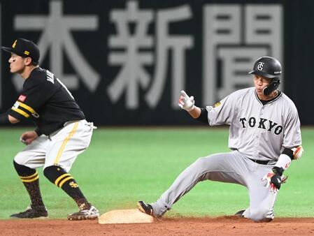 ４回、坂本（右）が左越え同点適時二塁打を放つ