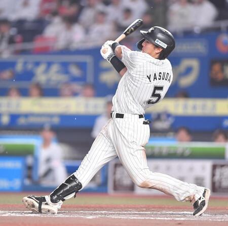 ６回、中前適時打を放つ安田（撮影・開出牧）