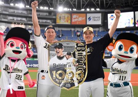 １０００奪三振の記念パネルを手にポーズを決める杉本（左）と九里（撮影・飯室逸平）