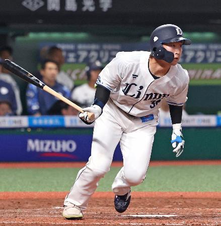 　８回西武１死満塁、山村が右前に勝ち越し打を放つ＝ベルーナドーム