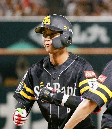 　８回、勝ち越し打を放ちポーズをとるソフトバンク・今宮＝みずほペイペイドーム