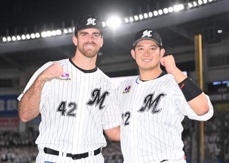 今季２勝目を挙げガッツポーズを決めるサモンズ（左）。２安打２打点の佐藤（撮影・開出牧）