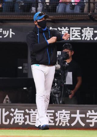 ８回、孫易磊の交代を告げる新庄監督（撮影・中島達哉）
