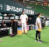 　巨人ベンチに挨拶に訪れた秋広