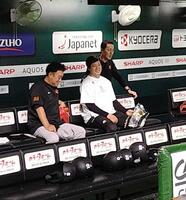 　巨人ベンチに挨拶に訪れた大江（中央）