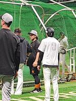 　山川（左から２人目）と談笑する甲斐（同３人目）