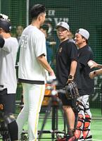 練習中に秋広（左）と話す阿部監督