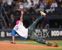 始球式を務め、マウンドでこけるＥＸＩＴ・兼近大樹（撮影・中島達哉）