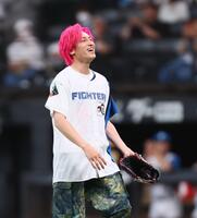 始球式を務めたＥＸＩＴ・兼近大樹（撮影・中島達哉）