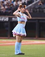 期間限定衣装を着用してきつねダンスを踊るファイターズガールの中桐衣麻さん（撮影・中島達哉）