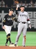 ４回、同点の適時二塁打を放ち、ガッツボーズする坂本