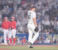 ８回、菊池に四球を与え降板したサモンズ（撮影・開出牧）