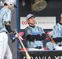 ベンチから戦況を見守る三浦監督（撮影・飯室逸平）