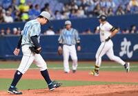 ５回、杉本に先制ソロを打たれ、肩を落とす東（撮影・飯室逸平）