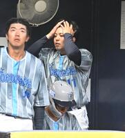 ベンチで汗をぬぐう東（撮影・飯室逸平）