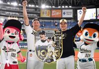 １０００奪三振の記念パネルを手にポーズを決める杉本（左）と九里（撮影・飯室逸平）