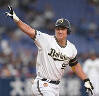 ５回、先制ソロを放ち、ベンチに向かってＶサインする杉本（撮影・飯室逸平）