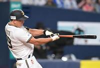 ５回、先制ソロを放つ杉本（撮影・飯室逸平）