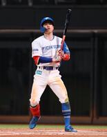 ８回、押し出し四球を選ぶ五十幡（撮影・中島達哉）