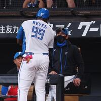 １回、先制打を放ったレイエス（９９）と言葉を交わす新庄監督（撮影・中島達哉）