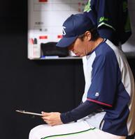 ８回、ベンチで書類に目を落とす高津監督（撮影・中島達哉）