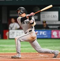 ６回、左前打を放つ坂本