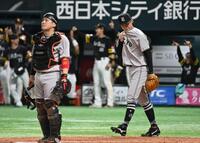 ８回、柳町に左前適時打を打たれた田中瑛（右）