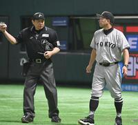 ２回、先発の井上が周東に頭部死球を与えて危険球退場となり、投手交代を告げる阿部監督（右）