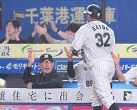 ５回、高部の中犠飛で生還した佐藤（３２）を迎える吉井監督＝撮影・開出牧