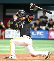 ８回、勝ち越しの左前適時打を放つ今宮