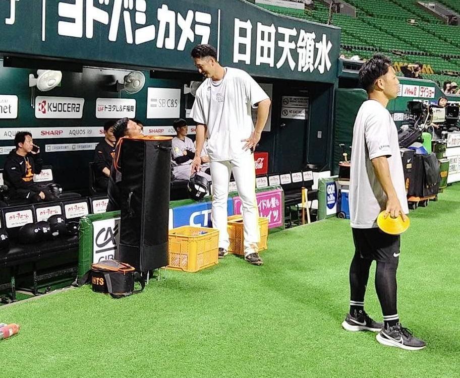 　巨人ベンチに挨拶に訪れた秋広