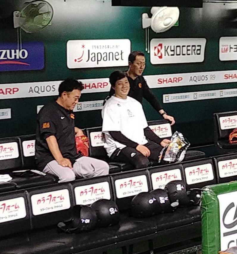 　巨人ベンチに挨拶に訪れた大江（中央）