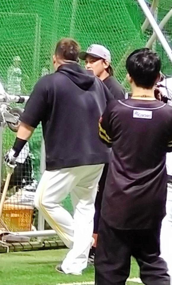 　山川（左）と談笑する甲斐