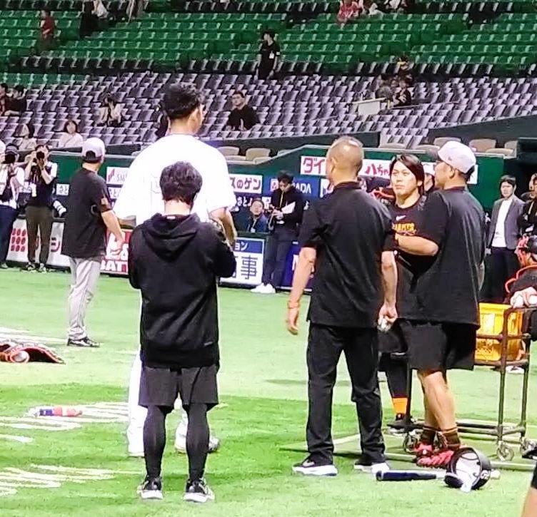 阿部監督（右端）、甲斐（右から２人目）に挨拶する秋広（左）