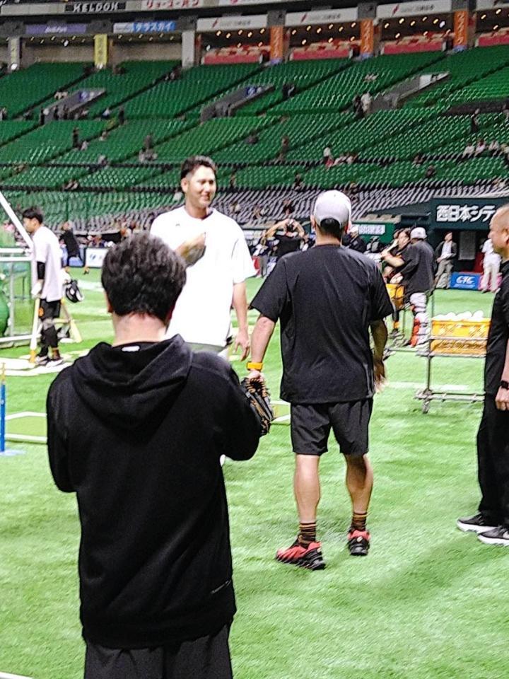 阿部監督（右）に挨拶する秋広