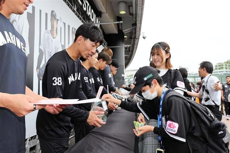ロッテが実施した昨年のピンクリボン募金（球団提供）