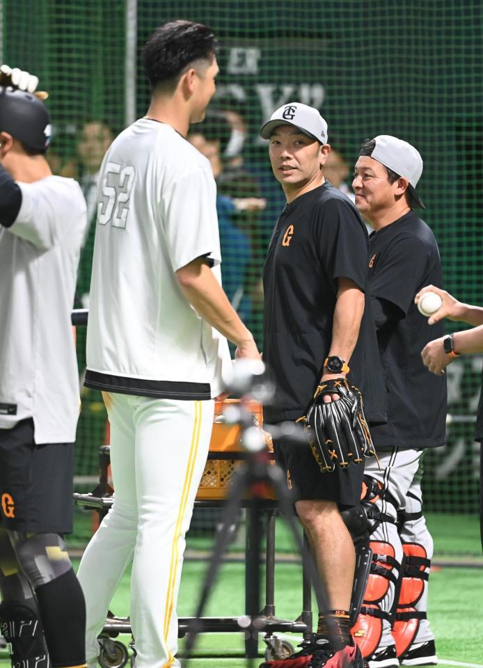 練習中に秋広（左）と話す阿部監督