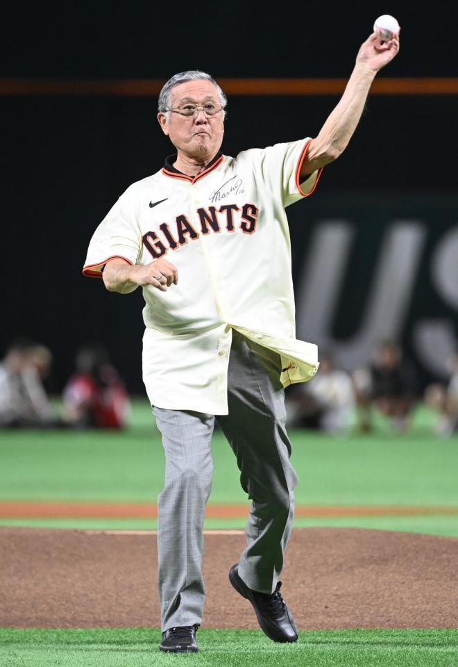 セレモニアルピッチを務めた日本人初のメジャーリーガーの村上雅則さん