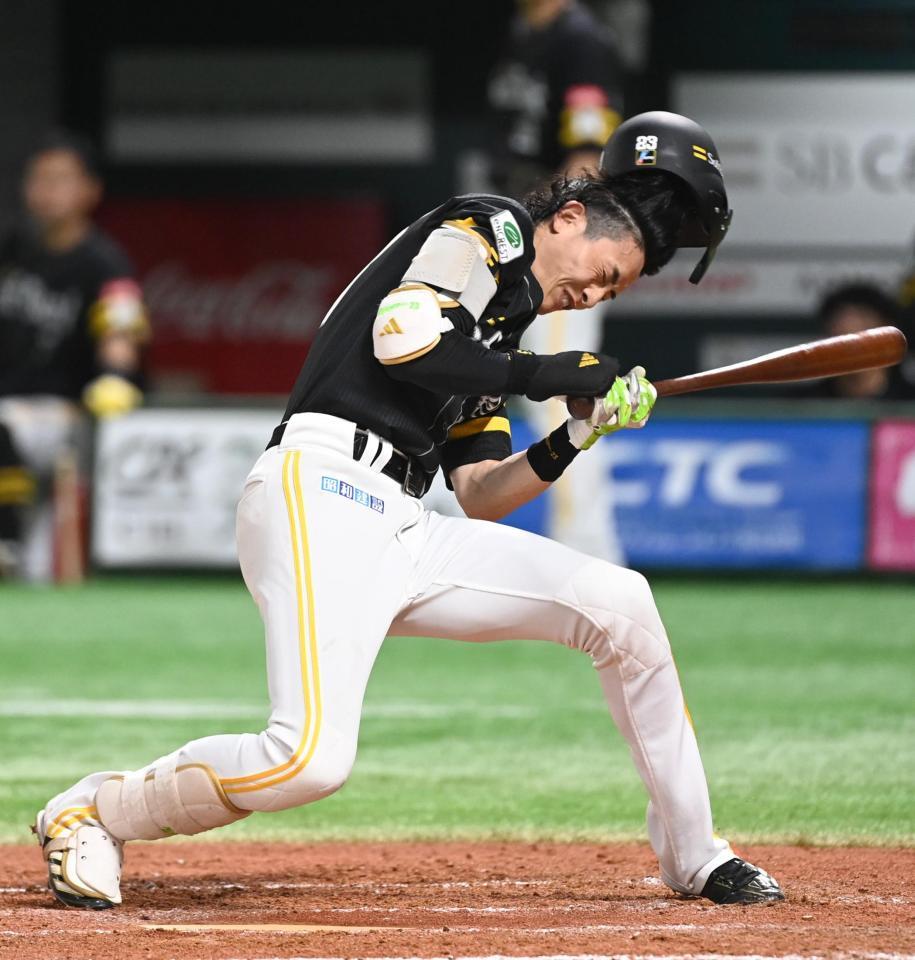 ２回、周東が頭部に死球を受ける