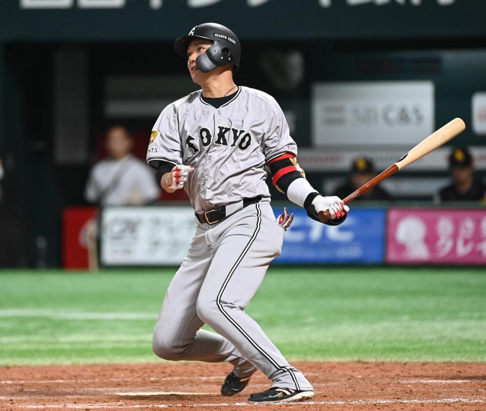 ４回、坂本が左越え同点適時二塁打を放つ