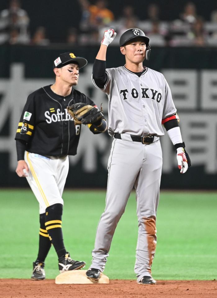 ４回、同点の適時二塁打を放ち、ガッツボーズする坂本